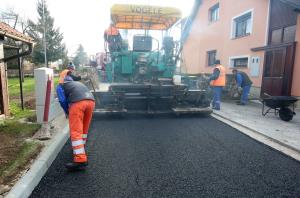 ASFALTIRANJE CESTE  (KAMNA GORICA) 04 FOTO LJUBO VUKELIČ